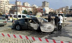 Kadıköy'de hastane otoparkında çıkan yangında iki otomobilde hasar oluştu