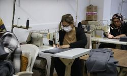 Kadın esnafın atölyesindeki dikiş makineleri, depremzedeler için durmaksızın çalışıyor