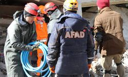 Kahramanmaraş'ta depremden 60 saat sonra bir kişi enkazdan kurtarıldı