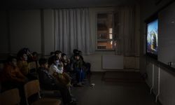 Kahramanmaraş'ta depremzede çocuklar çizgi film izleyerek moral buldu