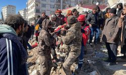 Kahramanmaraş'ta özel harekat polisleri genç kızı 57 saat sonra enkazdan kurtardı