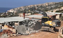 Kaş’ta 7 kaçak villa yıkıldı