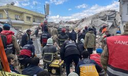 Osmaniye'de depremde hasar gören 2 katlı bina çöktü