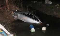 Serik'te dereye düşen otomobilde sıkışan sürücüsü kurtarıldı
