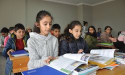 Silifke'de misafir edilen öğrenciler okula dönüştürülen Gençlik Kampı'nda dersbaşı yaptı