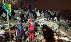 KİLİS - 7,4 büyüklüğündeki deprem - Yavuz Sultan Selim mahallesinde yıkılan binanın enkazında çalışmalar sürüyor