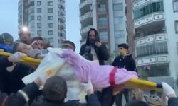 İpekyol caddesinde yıkılan binada arama kurtarma çalışmaları - Enkazdan çıkarılan yaralı vatandaş (2)