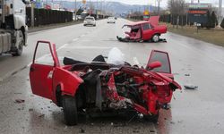 Aydınlatma direğine çarpan otomobil ikiye bölündü, sürücü yaralandı