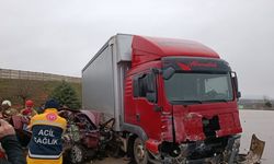 Kamyona çarpan otomobildeki 5 kişi öldü