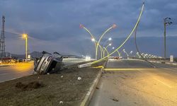 Direğe çarpıp devrilen otomobilin sürücüsü kazadan yara almadan kurtuldu