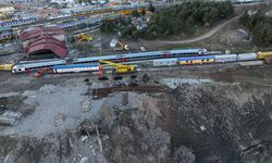 GAZİANTEP - Dron - İslahiye'de depremler sırasında devrilen 2 vagon vinç yardımıyla kaldırıldı