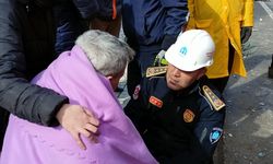 İtfaiye eri enkazdan çıkardıkları yaşlı adama kendi botlarını verdi