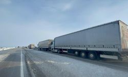 KONYA - (DRON) Deprem bölgesine giden yardım tırları yoğunluğu yaşanıyor (2)