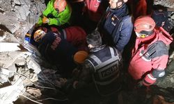 Yıkılan binanın enkazından 122 saat sonra bir kadın kurtarıldı