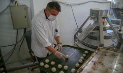 Askerliğini yaptığı Hatay'da arkadaşlarıyla depremzedeler için ekmek üretiyor