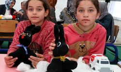 Depremzede çocuklar kahraman arama kurtarma köpeği "Proteo"yu oyuncaklarda yaşatıyor