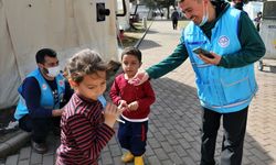 Diyanet personeli Kahramanmaraş'taki depremzedeleri yalnız bırakmıyor