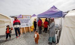 Gönüllü sağlık çalışanları Hatay'da sahra hastanesinde afetzedeleri tedavi ediyor