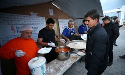 Hatay'da konteyner ve çadır kentlerde kalan depremzedeler ilk iftarı yaptı