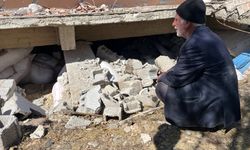 Hataylı çiftçi, zeytinliğini sürebilmek için enkazdaki traktörünün çıkarılmasını istiyor