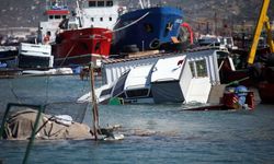 İskenderun'da etkili olan lodos nedeniyle bazı balıkçı tekneleri battı