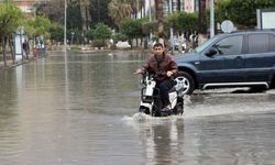 İskenderun'da su altında kalan sahil bandında tahliye çalışmaları sürdü