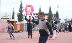 Kahramanmaraş'ta depremzede çocuklar komandolardan uçurtma uçurmayı öğreniyor