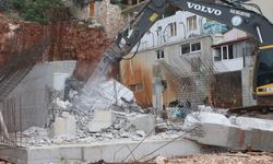 Kaş'ta kaçak inşa edilen bir yapının yıkımı gerçekleştirildi