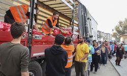 Kaybettiği can dostunun anısına deprem bölgesinde mama dağıtıyor
