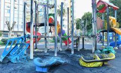 Mersin'de çocuk parkındaki oyun gruplarına yakılarak zarar verildi