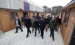 Milli Savunma Bakanı Akar, Hatay'da esnaf için kurulan prefabrik çarşıda inceleme yaptı
