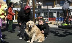Özel çocuklar deprem travmasını özel eğitimli köpek "Max" ile atlatmaya çalışıyor