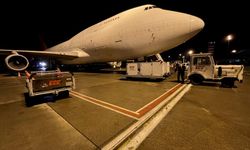 Pakistan'dan deprem bölgesine çadır taşıyan uçak Adana'ya geldi