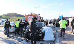 İki otomobilin çarpıştığı kazada 1 kişi öldü, 2 kişi yaralandı