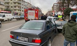 Park halindeki 5 araca çarpan otomobilin sürücüsü yaralandı