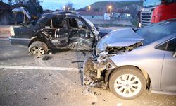 Üç otomobilin karıştığı kazada 2 kişi öldü, 2 kişi yaralandı