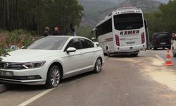 Antalya'da midibüs ile çarpışan otomobildeki 4 kişi yaralandı