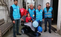 Depremde bacağını kaybeden çocuğa akülü araç hediye edildi