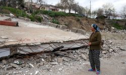 Depremde eşini kaybeden kadın yaşadıklarını anlattı