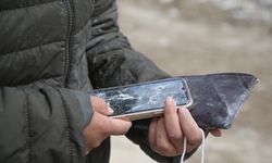 Günlerdir nöbet tuttuğu enkazda annesiyle son görüntülerinin yer aldığı telefonunu buldu