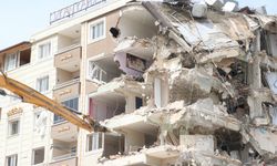 Hatay'da bina yıkım ve enkaz kaldırma çalışmaları 72 mahallede devam ediyor