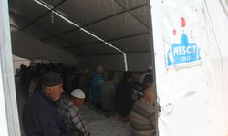 Hatay'da ramazanın son cumasında depremzedeler aynı safta buluştu