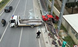 Alanya'da otomobilin üst geçide çarptığı kazada 2 kişi yaralandı