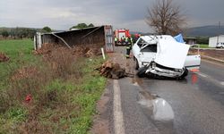 Kamyonla çarpışan otomobildeki 2 kişi öldü