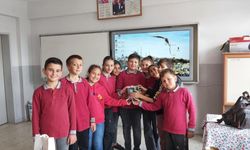 Aksu'da ortaokul öğrencileri kumbaralarını depremzedelere bağışladı