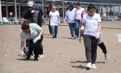 Antalya'da gönüllüler "Dünya Tütünsüz Günü"nde sahilde izmarit topladı