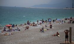 Antalya'da güneşli havayı fırsat bilenler denize girdi