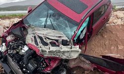 Antalya'da tırla otomobilin çarpıştığı kazada 2 kişi yaralandı