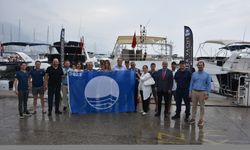 Kemer'deki marina ve 4 yatta Mavi Bayrak dalgalanmaya başladı