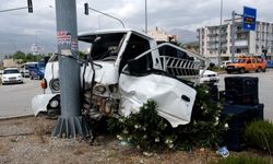 Mersin'de kamyonetle otomobilin çarpıştığı kazada 3 kişi yaralandı